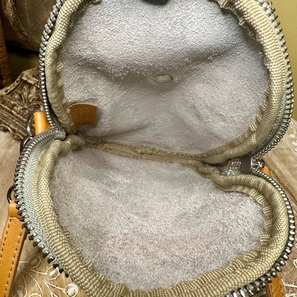 EUC Davinia Firenze Pebbled Italian Leather Small Crossbody in Pale Mint Green - Picture 9 of 12